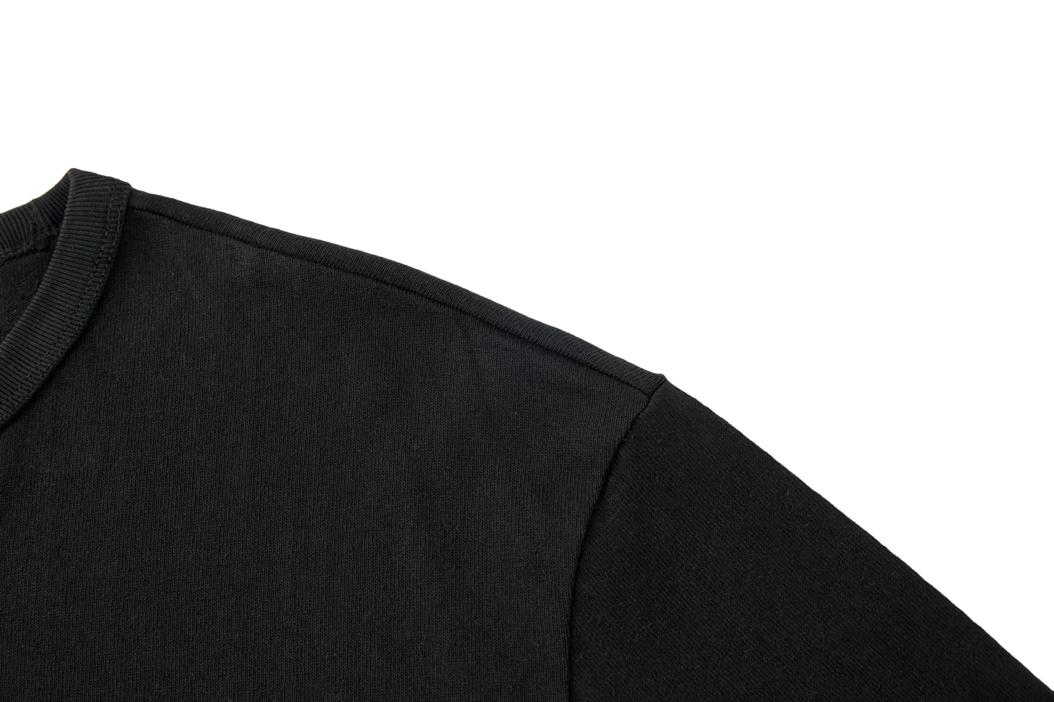 Ralph Lauren Ralph pony embroidered logo bottoming shirt. Fabric: Made of 20-count plain combed cotton. Thread: Use 1*1 high elastic Solona. Craftsmanship: The embroidery uses a 3D three-dimensional embroidery logo, embellished with the brand's polo embroidery logo, and the total number of stitches is approximately 2,600. Technology: The collar hot label is made of ultra-thin hot stamping technology and imported materials. High temperature 160 degrees hot stamping. The jersey fabric used in this T-shirt is inspired by the Polo fabric of the 1990s, which has been reinterpreted and made of cotton yarn. Accessories: Customized 1:1 washed logo Accessories: Customized 1:1 hot stamped logo Craftsmanship: Customized 1:1 embroidered logo Size: S-M-L-XL Color: Black-White-Grey Style Number: 86654